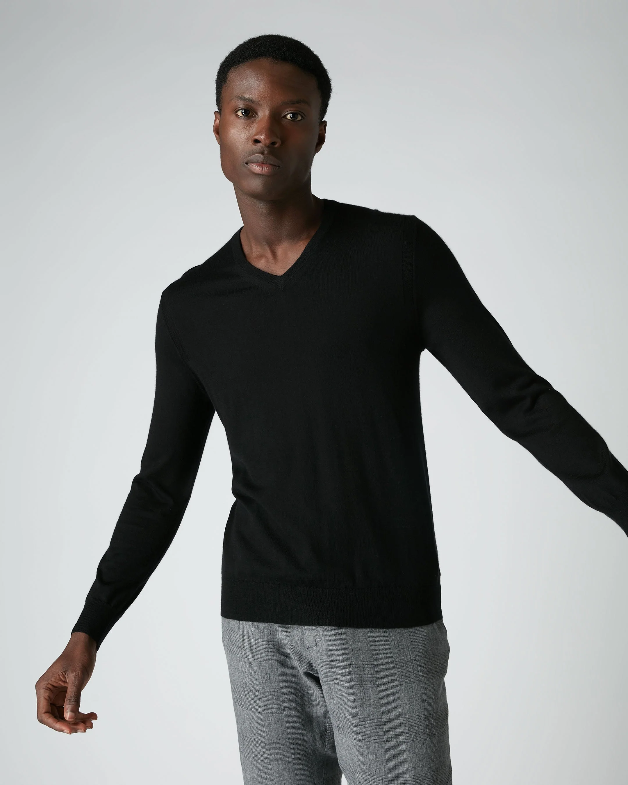 007 Fine Gauge Cashmere V Neck Jumper Black - Image 4