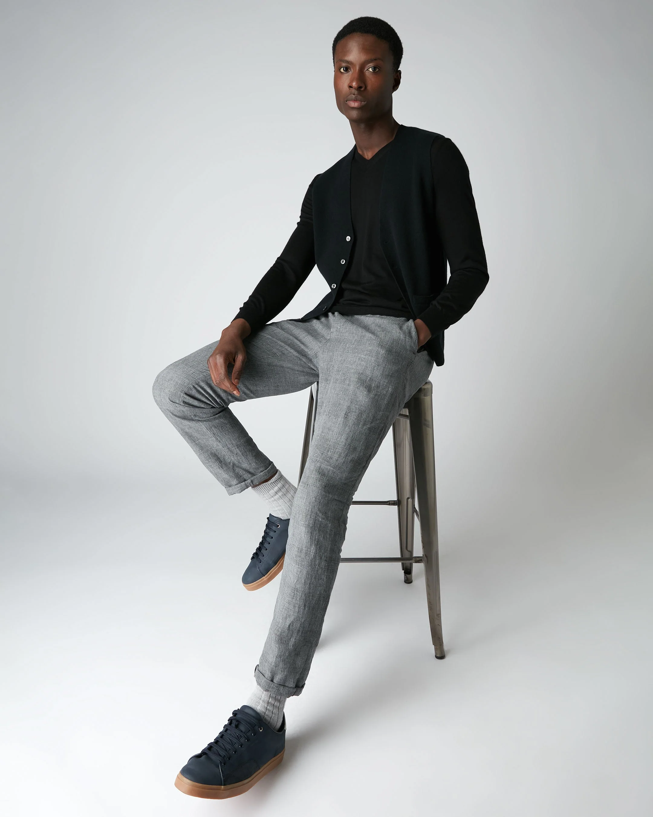 007 Fine Gauge Cashmere V Neck Jumper Black - Image 5