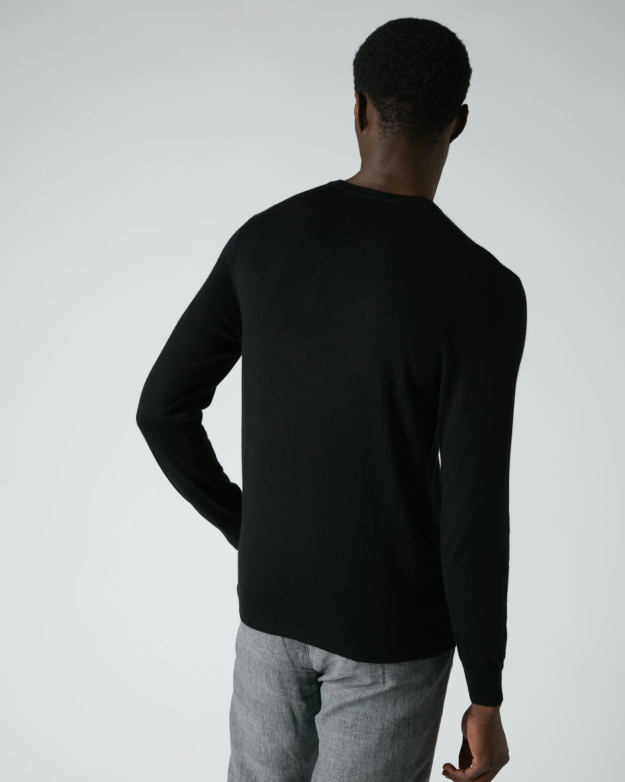 007 Fine Gauge Cashmere V Neck Jumper Black - Image 6