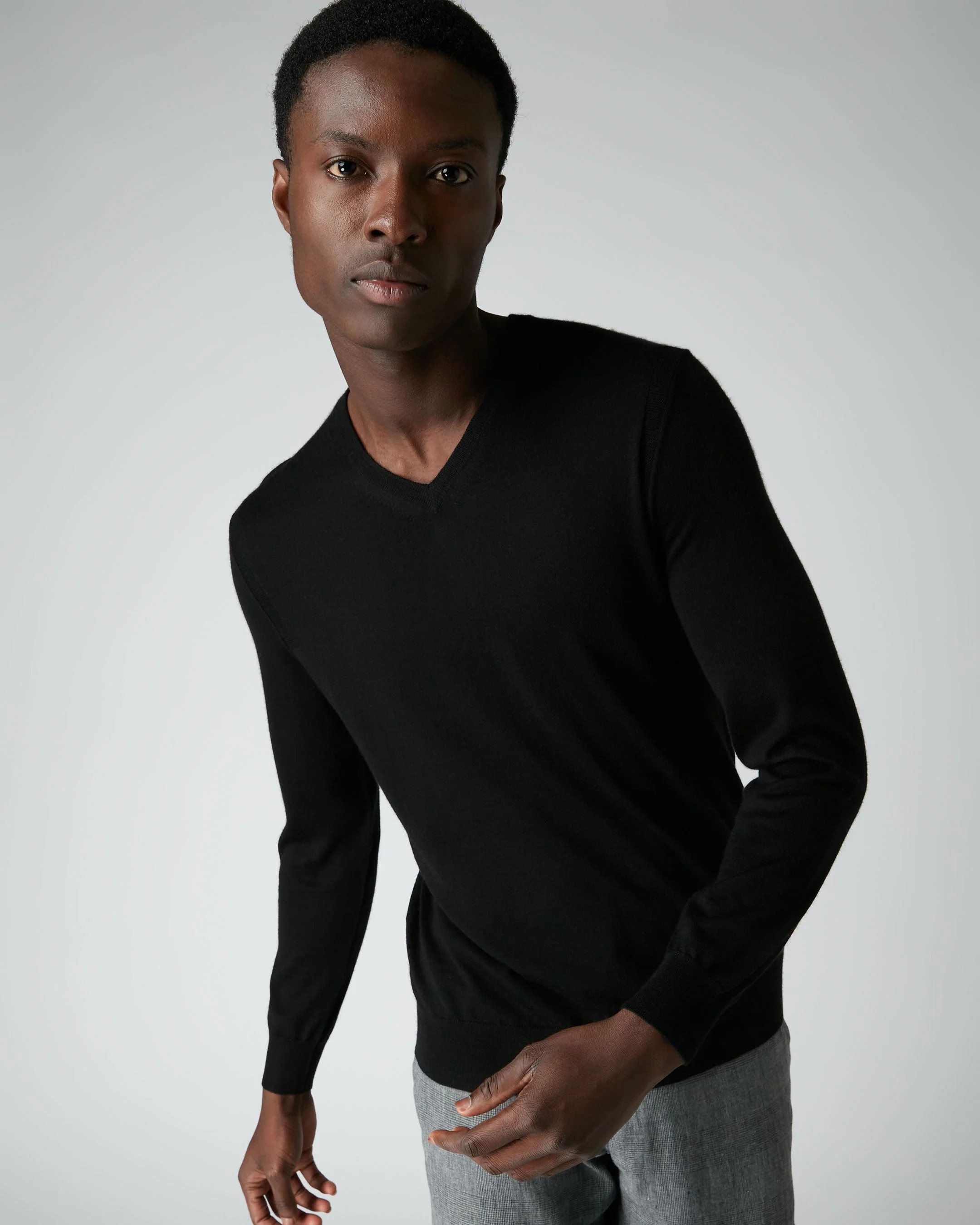 007 Fine Gauge Cashmere V Neck Jumper Black - Image 7