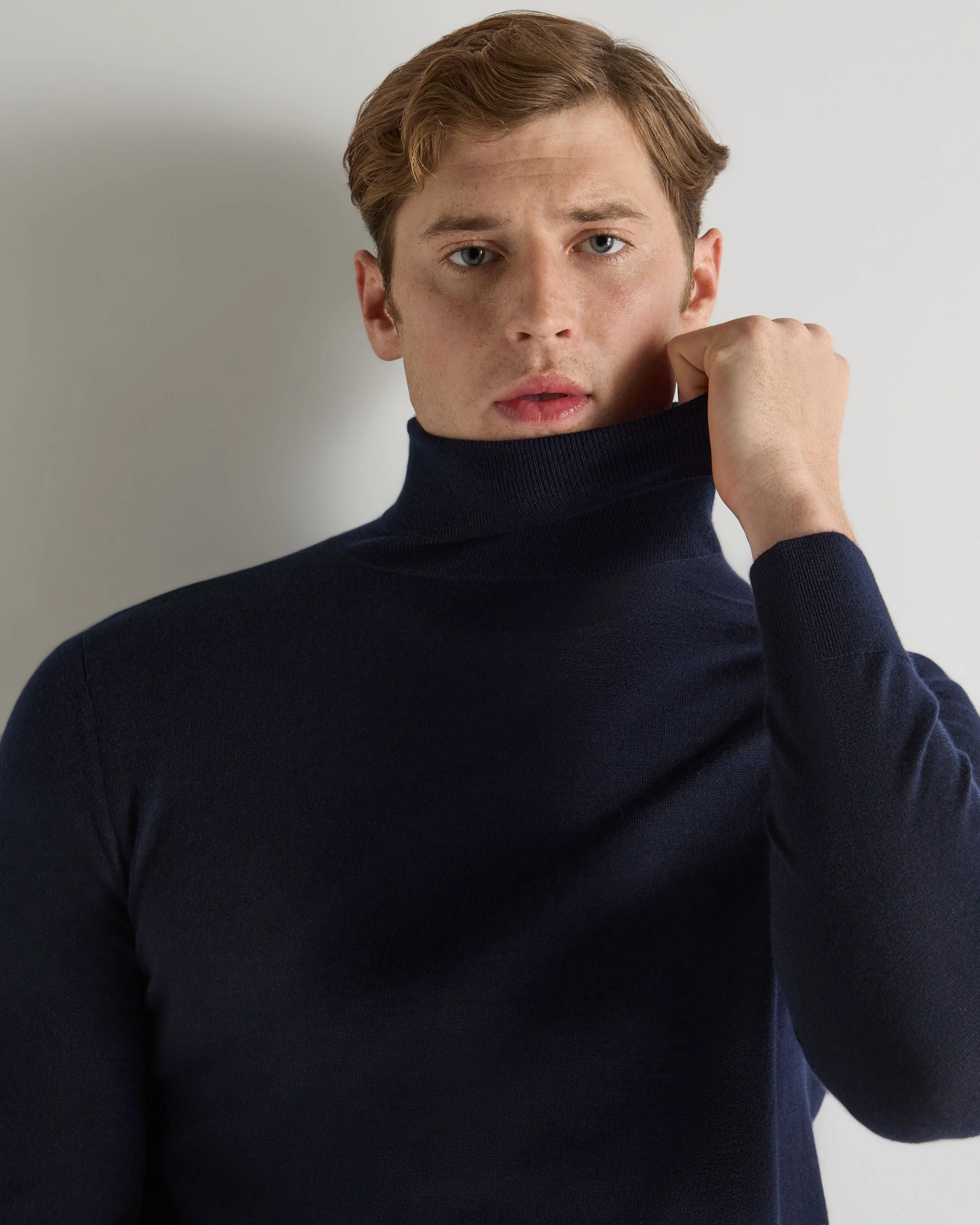 Men's Pimlico Fine Gauge Cashmere Turtle Neck Sweater Navy Blue - Image 5