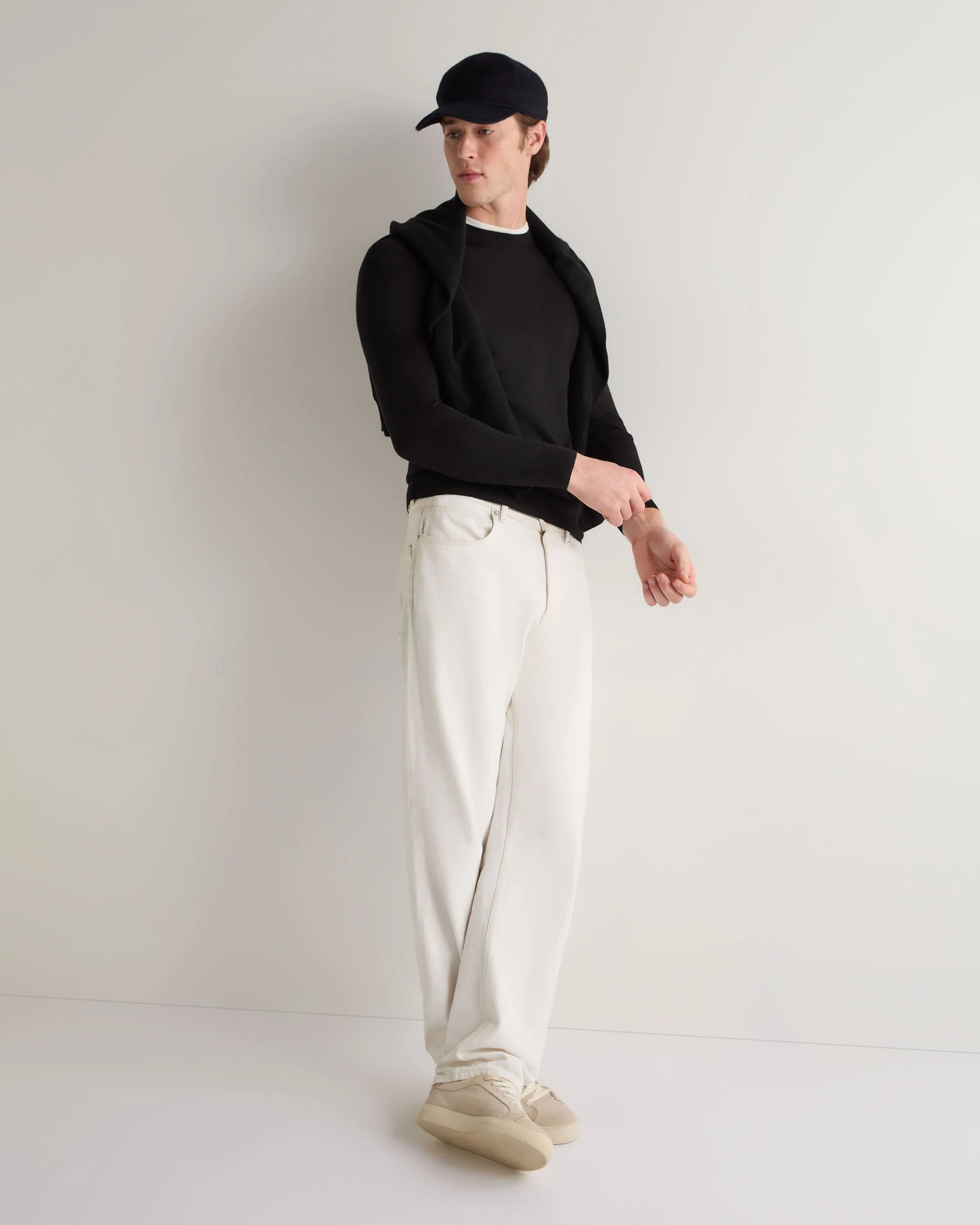 Men's Covent Fine Gauge Cashmere Round Neck Sweater Black - Image 6