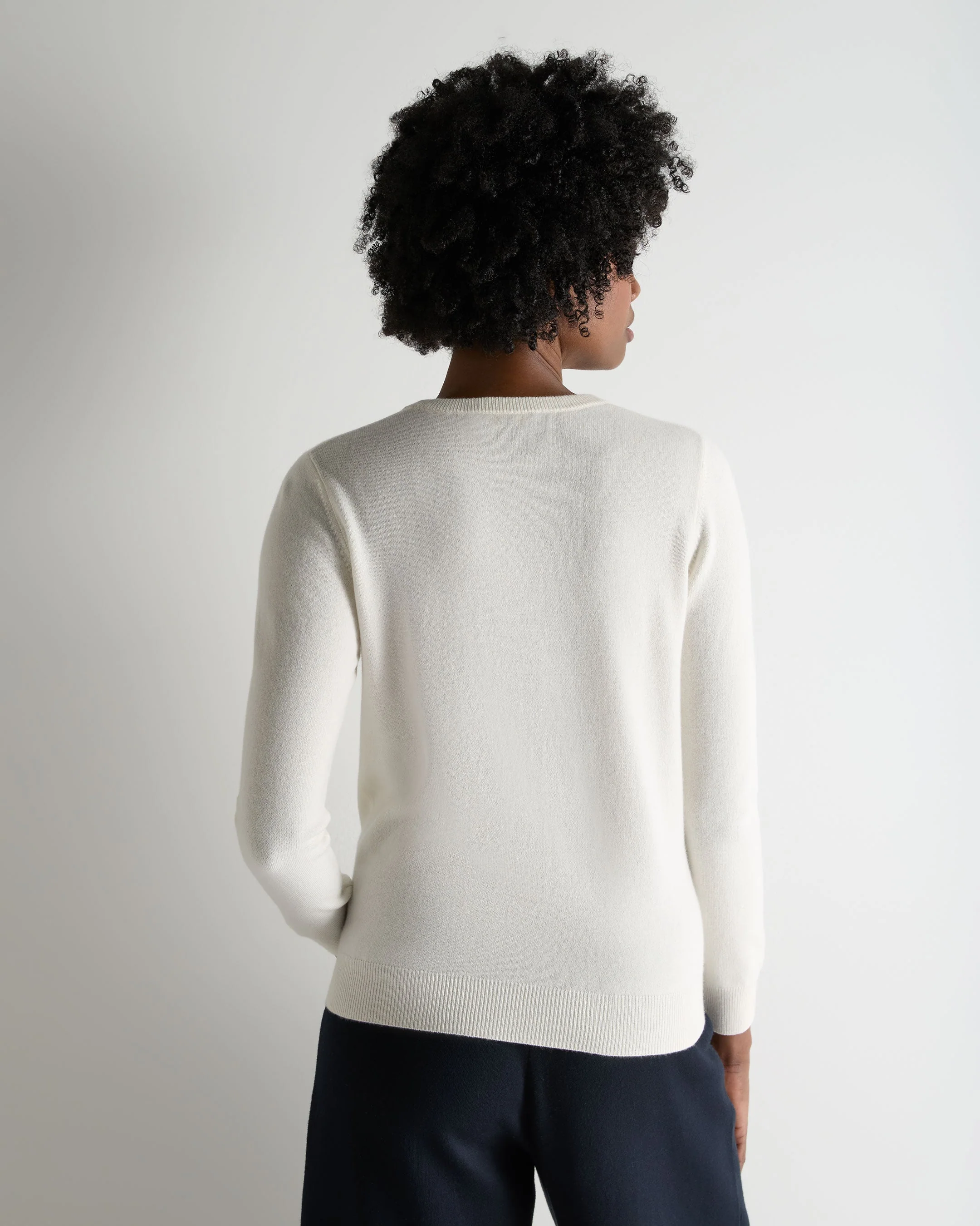 Women's Evie Classic Round Neck Cashmere Sweater New Ivory White - Image 4
