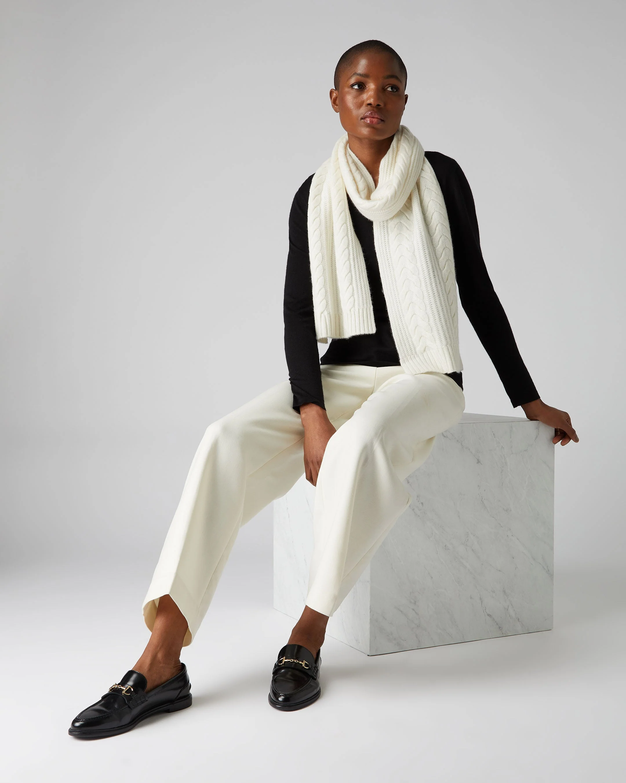 Women's Imogen Superfine Cashmere V Neck Sweater Black - Image 3