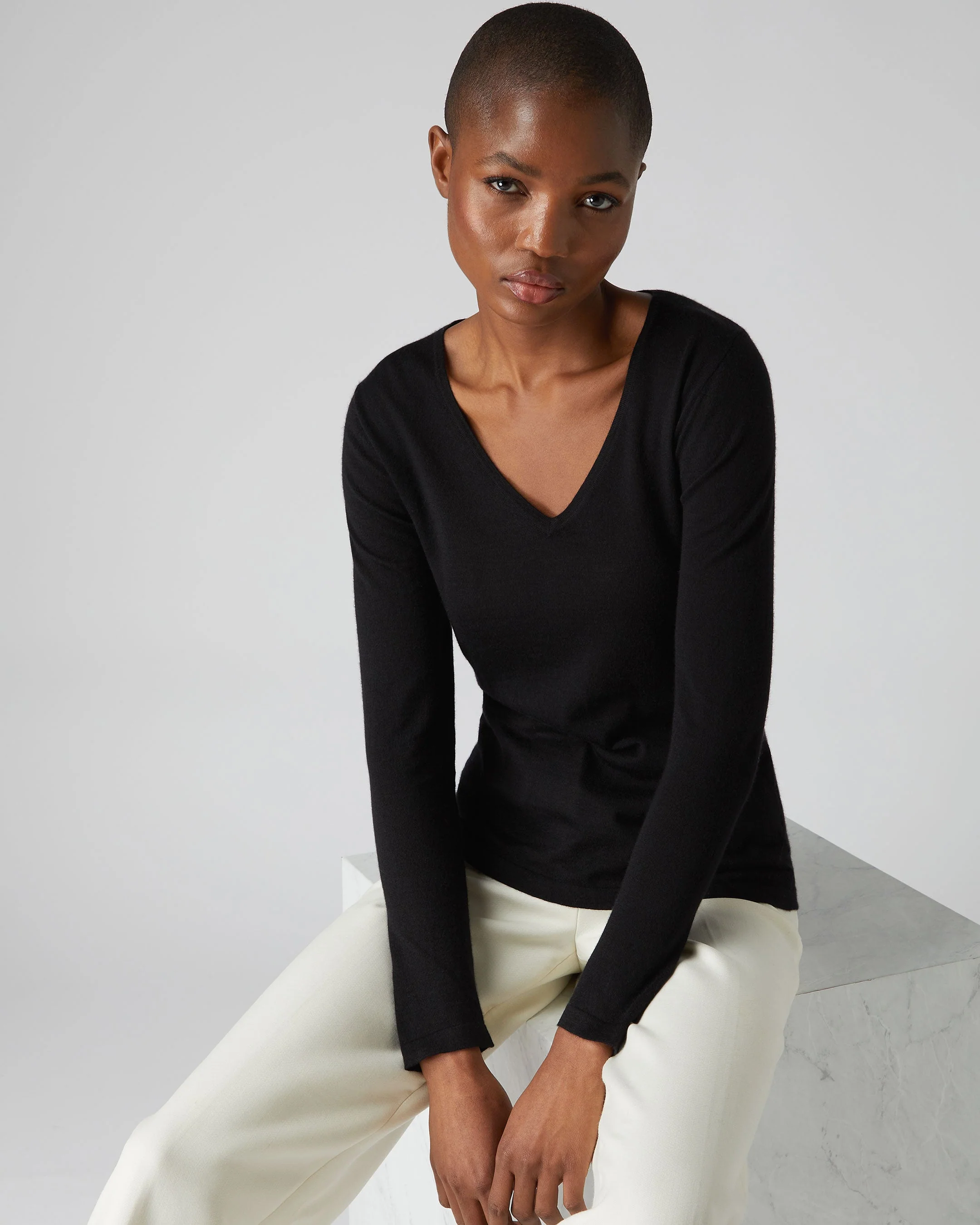 Women's Imogen Superfine Cashmere V Neck Sweater Black - Image 5