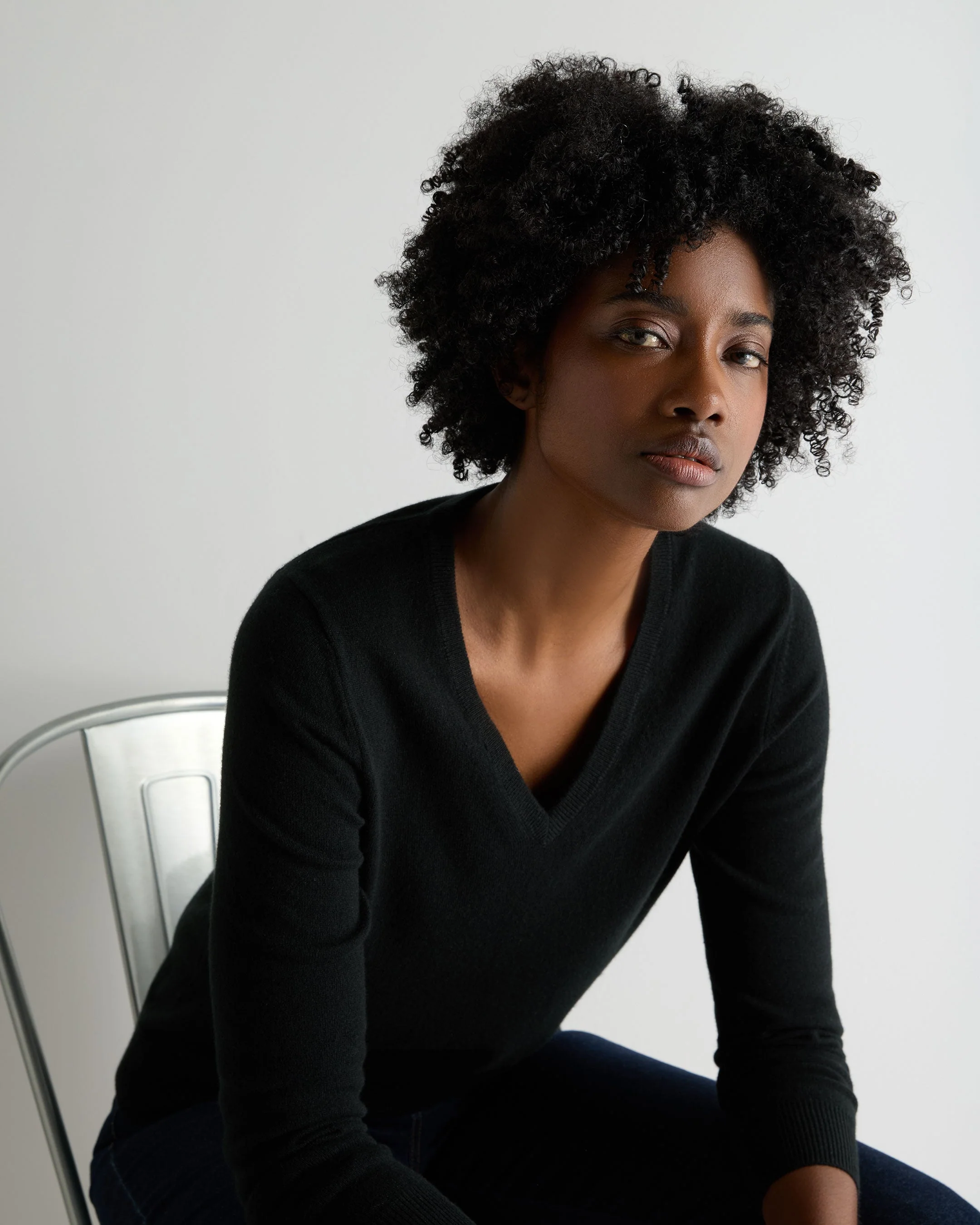 Women's Phoebe V Neck Cashmere Sweater Black - Image 5