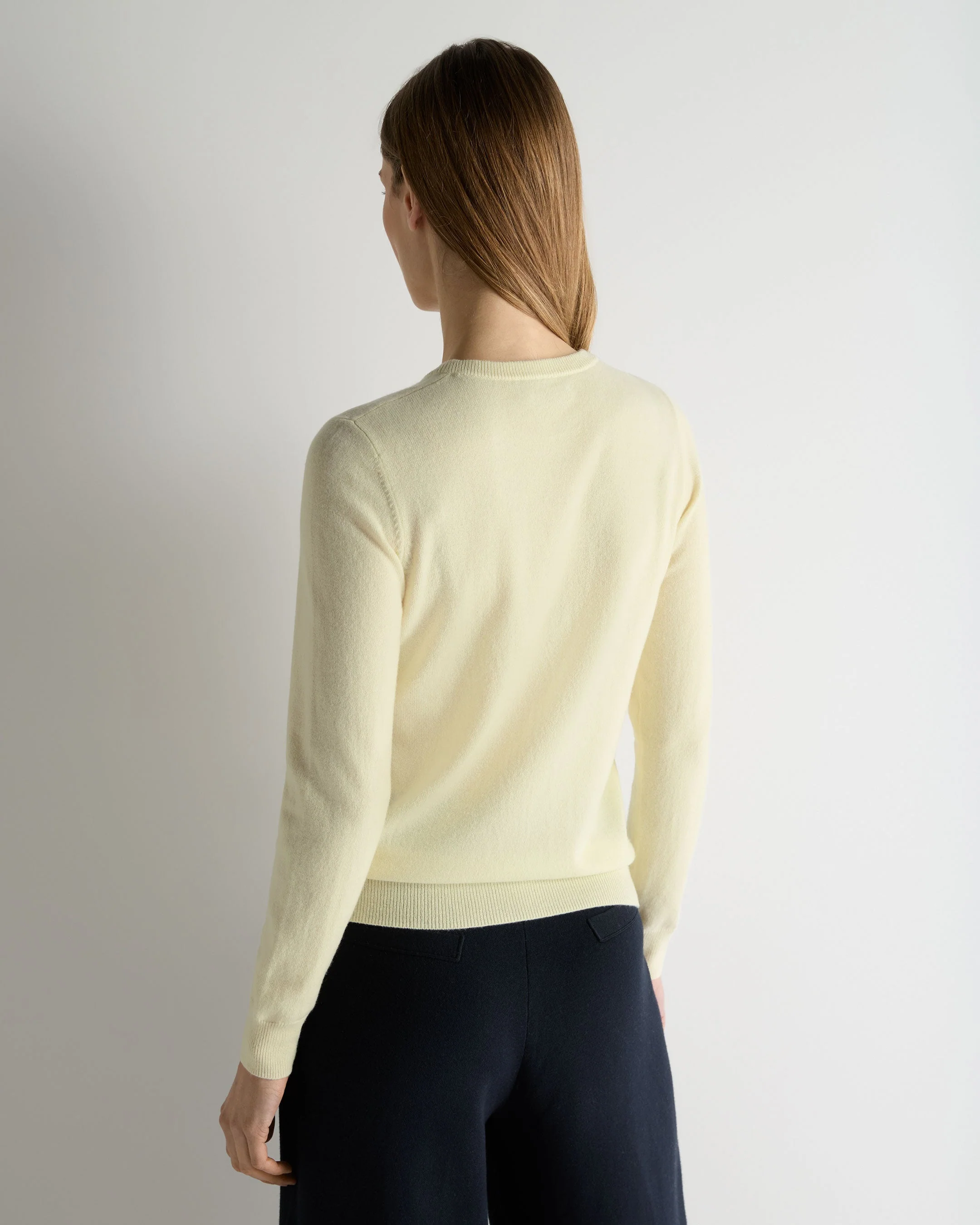 Women's Evie Classic Round Neck Cashmere Sweater Butter Yellow - Image 4