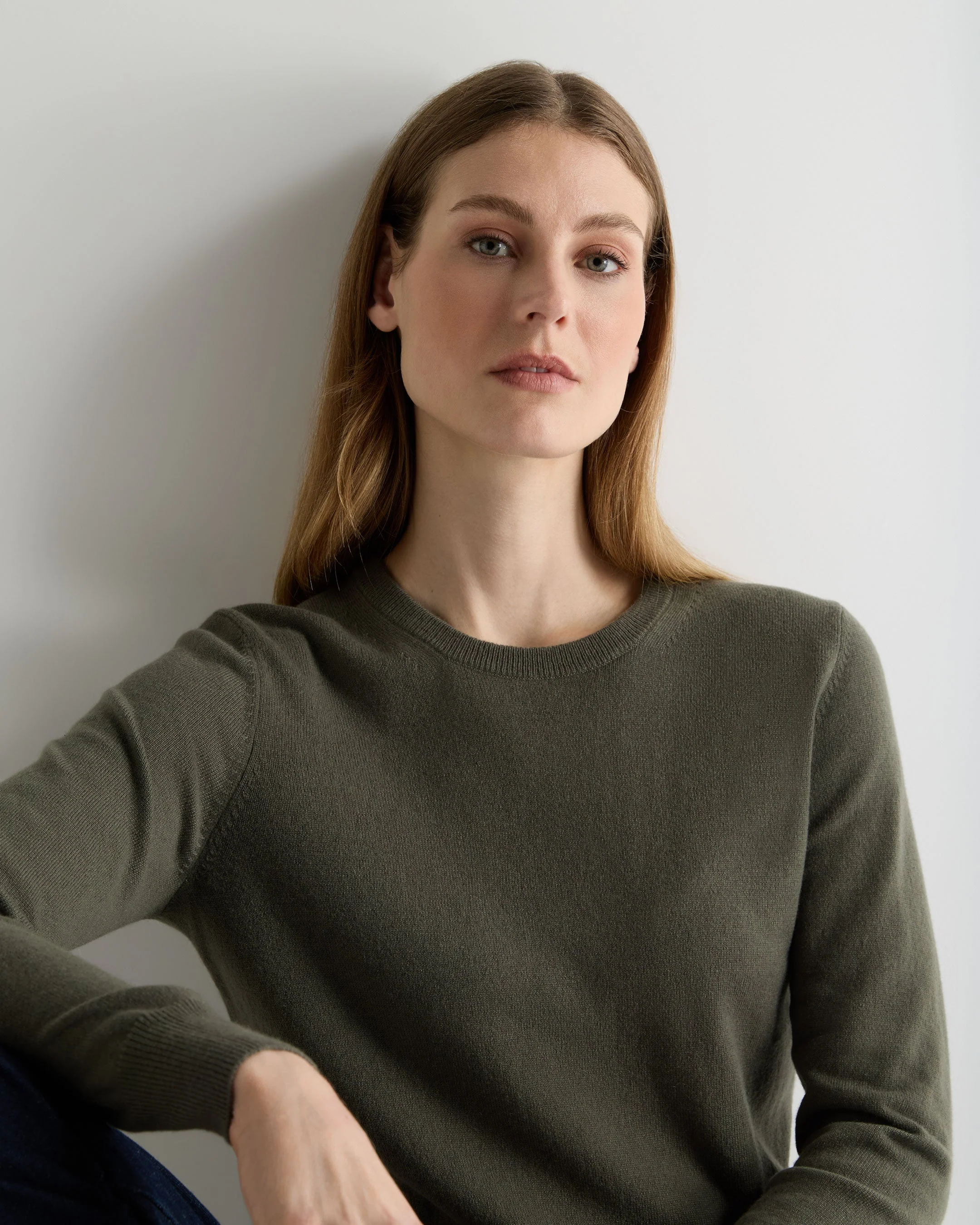 Women's Evie Classic Round Neck Cashmere Sweater Olive Green - Image 5