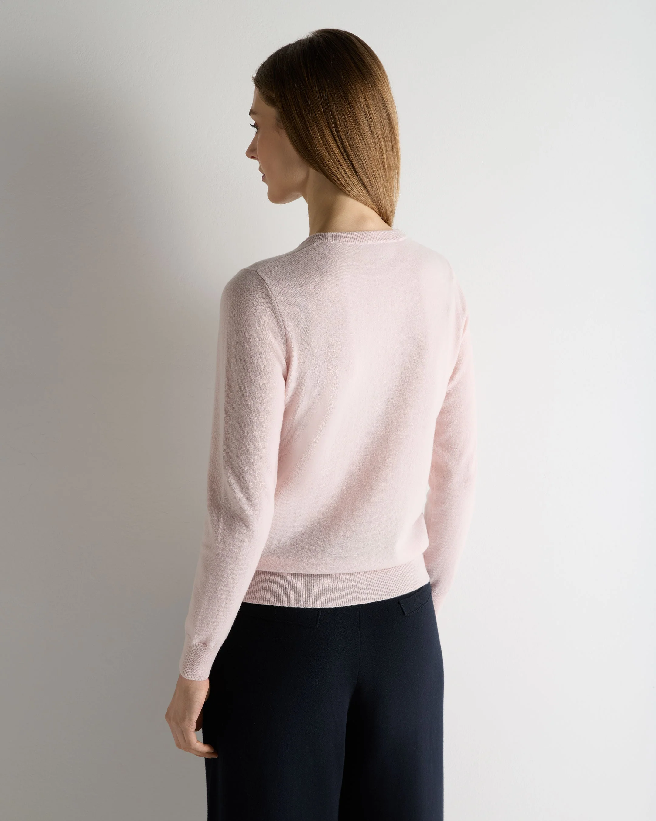 Women's Evie Classic Round Neck Cashmere Sweater Powder Pink - Image 4