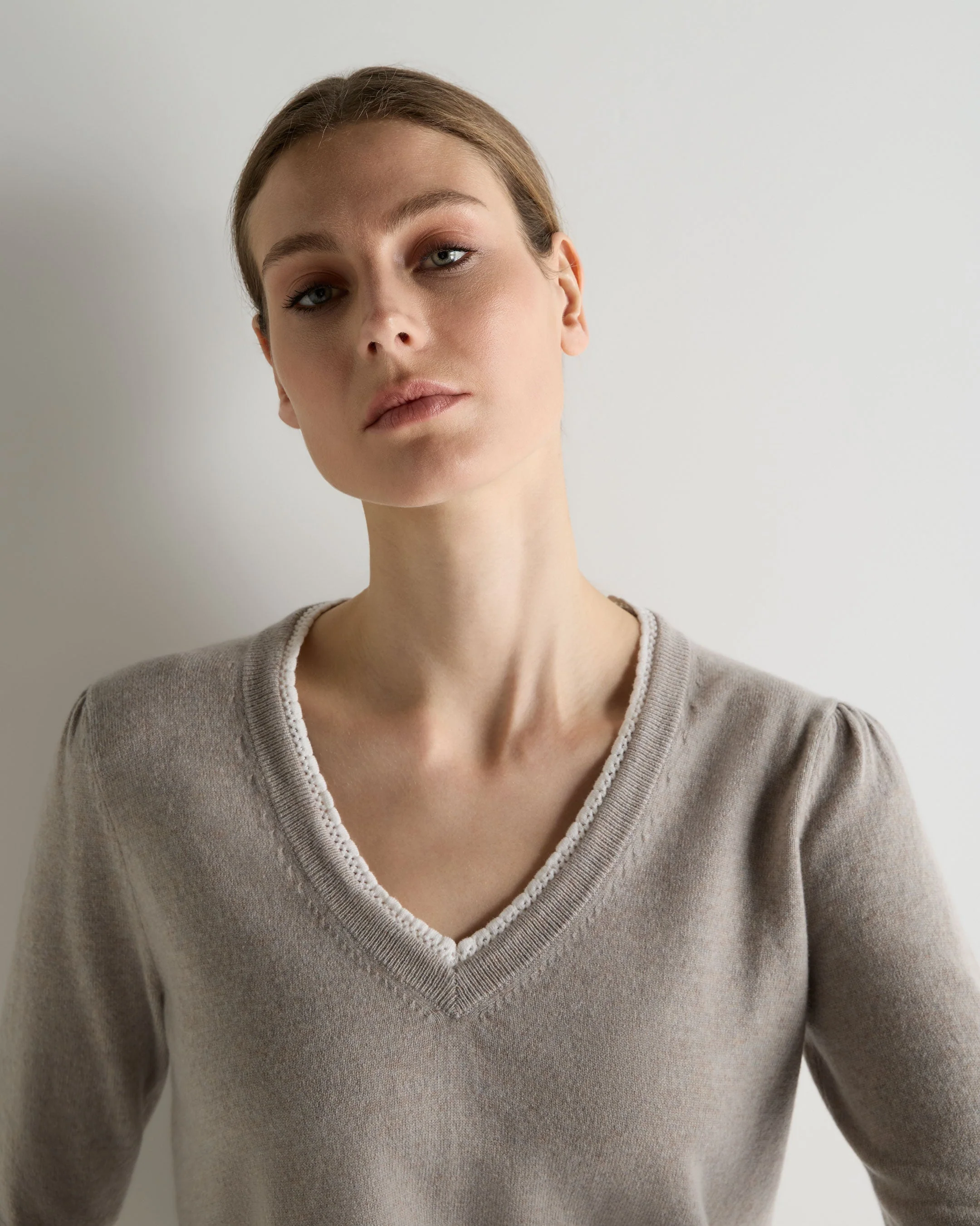 Women's Lace Trim V Neck Cashmere Sweater Oat Grey - Image 5