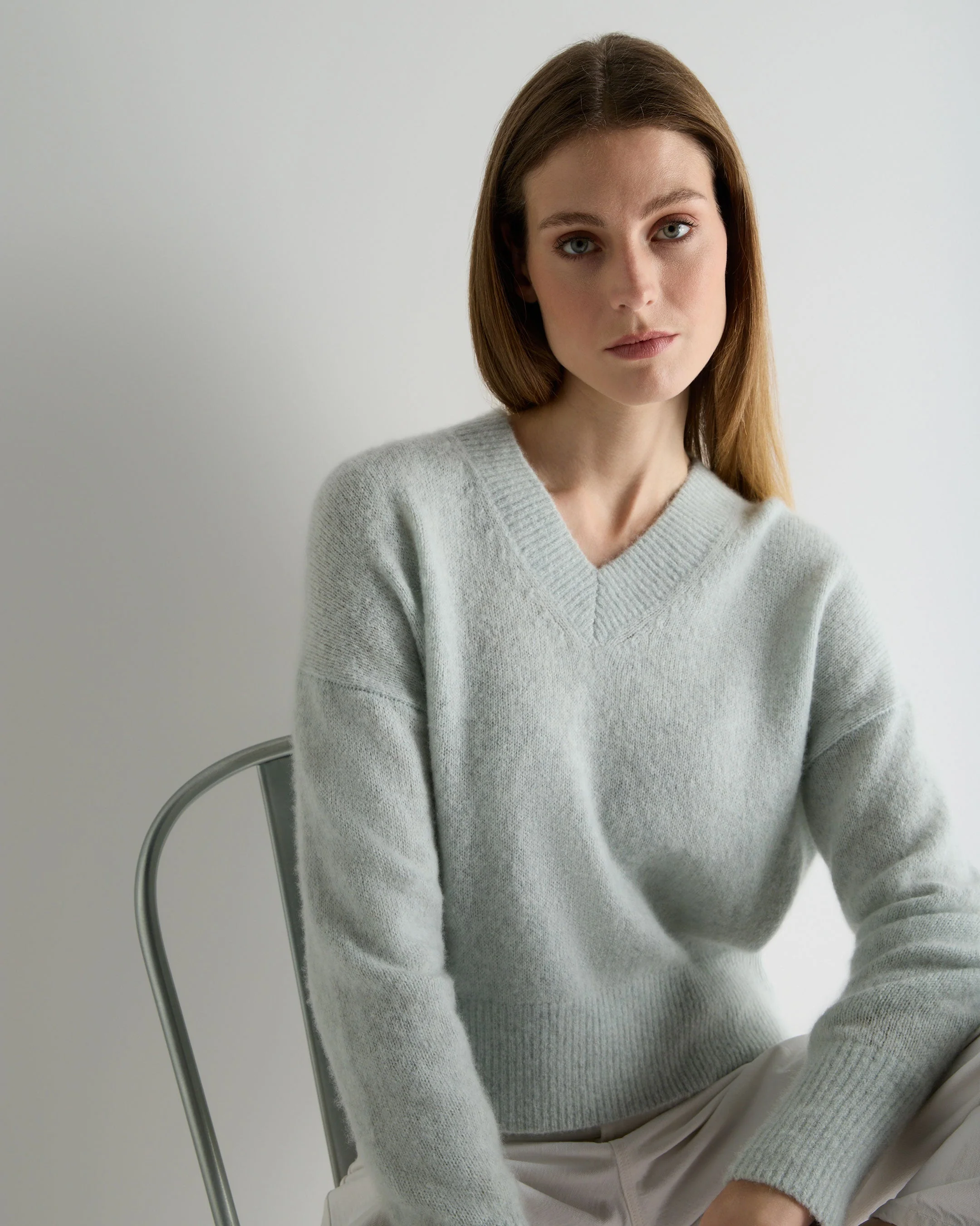 Women's Plush V Neck Cashmere Sweater Mint Green - Image 5